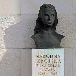 Doprsni kip pred Kulturnim domom Črnomelj.