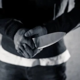 Znanca sta se porezala z nožem, pri zdravstveni oskrbi eden agresiven