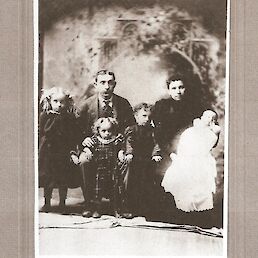 Jernej Maretič z ženo Ano in otroki Anno, Josephine, Mary in Rudolphom.