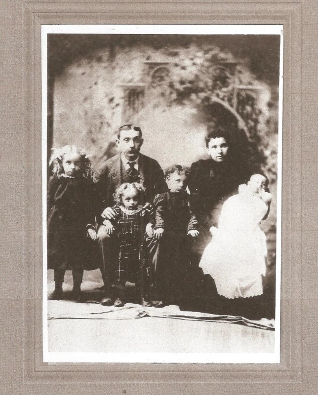 Jernej Maretič z ženo Ano in otroki Anno, Josephine, Mary in Rudolphom.