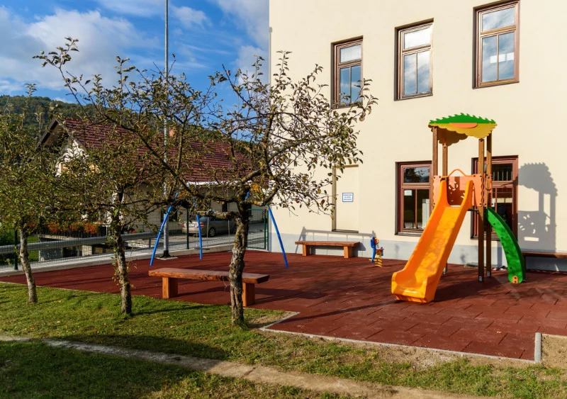 V okviru prvega participativnega proračuna so zamenjali tudi igrala pri podružnični šoli na Štrekljevcu. Foto: Uroš Novina