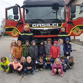 Otroci na obisku pri dragatuških gasilcih