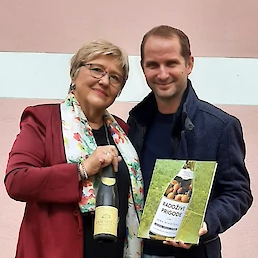 Zdravka Abram in Sandi Lekše, ki je avtorici ob izidu knjige po 30 letih prinesel buteljko, ki je bila povod za nastanek suhe vinoteke.