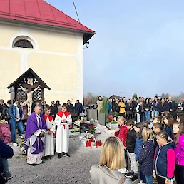 Župnik Vinko Guna in cerkvene pevke so po končani maši z molitvijo in pesmijo obeležili praznik.