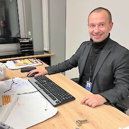 Klemen Vitkovič na svojem delovnem mestu