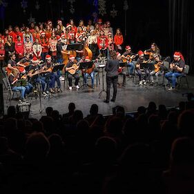 Božični koncert Tamburaškega orkestra Carmen Cord, Mladinskega PZ OŠ Semič in Kitarskega orkestra GŠ Črnomelj
