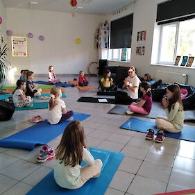 Igriva joga za otroke v Knjižnici Črnomelj