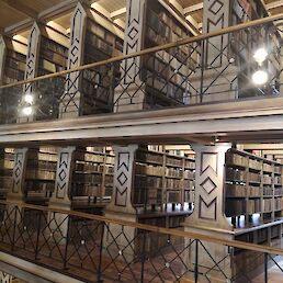 V 790-letni Frančiškanski knjižnici.