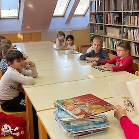 Prvošolci na predpraznični zgodbici v knjižnici