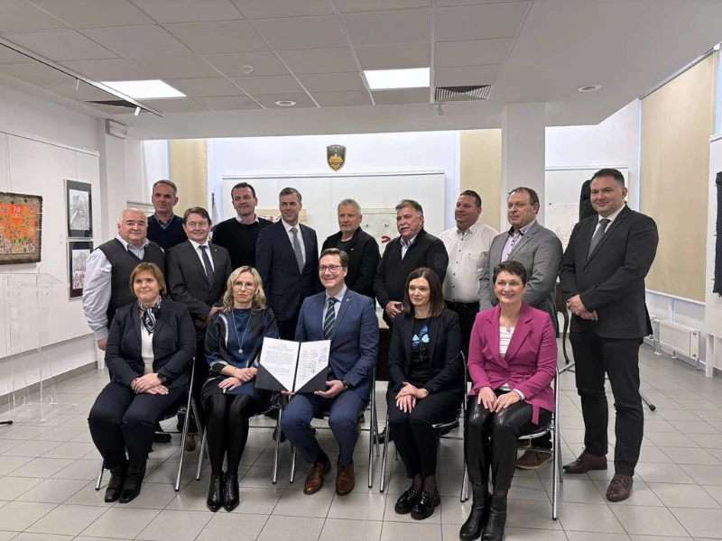 Sporazum so podpisali tudi županji in župan treh belokranjskih občin. Foto: Občina Trebnje