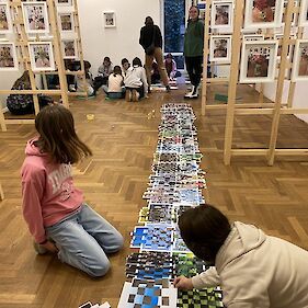 Šestošolci postavili svojo instalacijo v Mestni galeriji Ljubljana
