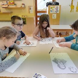 Otroci rišejo portret Franceta Prešerna.