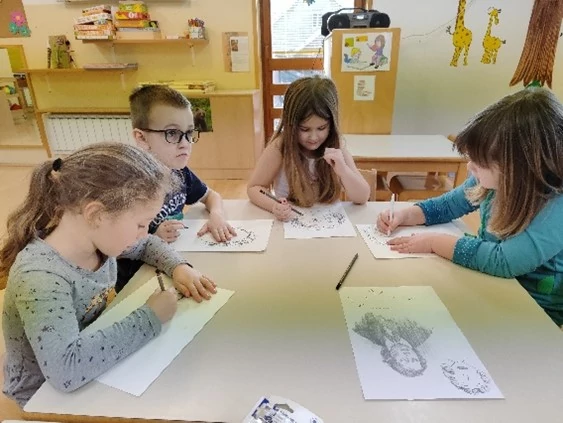 Otroci rišejo portret Franceta Prešerna.