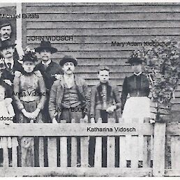 Mary in George Klobuchar s sorodniki in prijatelji, vsi iz Bele krajine, okoli 1890 (Lindon Comstock: Annie Clemenc, The Great Keweenaw Copper Strike, 2013)