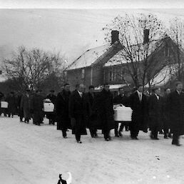 Pogreba žrtev tragedije se je 28. decembra 1913 udeležilo na deset tisoče ljudi.