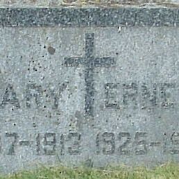 Nagrobnik Mary Smuk. Mary je bila hčerka Johna Smuka (1883-1958) in Mary Vidmar (1887-1931).
