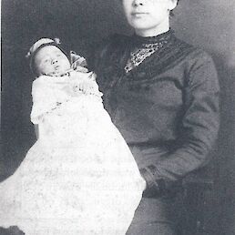 Annie s hčerko Darwino, začetek 1914 (Lindon Comstock: Annie Clemenc, The Great Keweenaw Copper Strike, 2013)