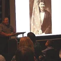 Tom Baker pozdravlja obiskovalce centra za obiskovalce »Keweenaw National Historical Park« na slovesnosti ob sprejemu Annie Clemec v »Labor's Interantional Hall of Fame«.