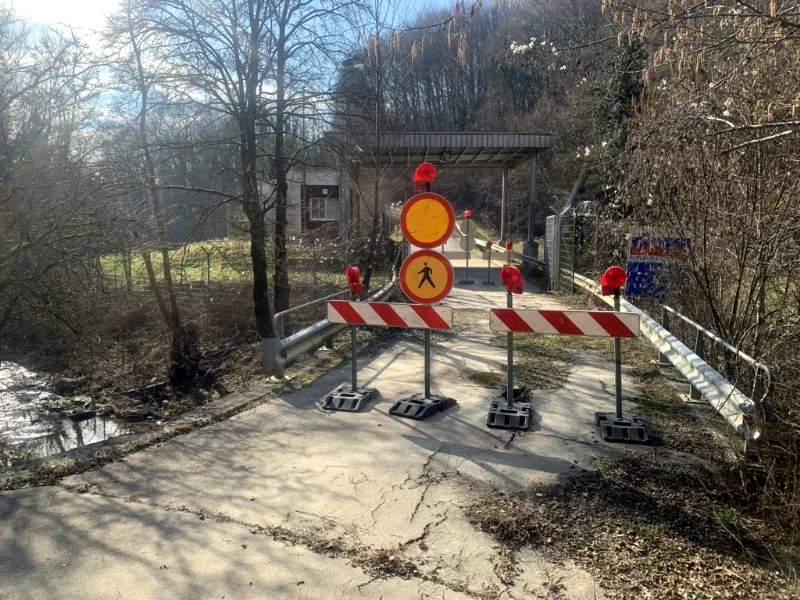 Dotrajan most čez potok Kamenica čaka na obnovo že od leta 2015.