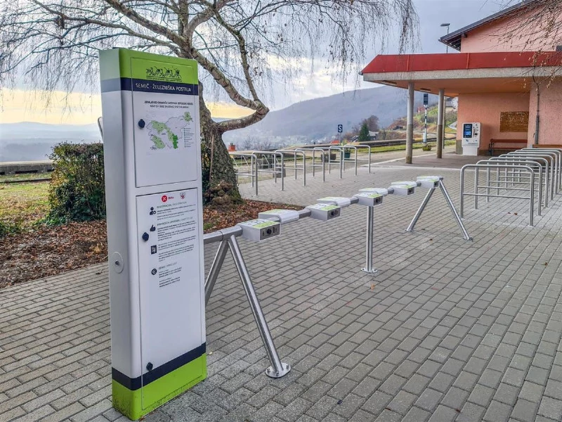 Nova postaja za izposojo e-koles na železniški postaji v Semiču.