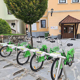 Postaja za izposojo električnih koles na Štefanovem trgu v Semiču.