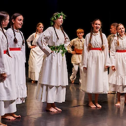 Starejša otroška folklorna skupine Osnovne šole Mirana Jarca Črnomelj