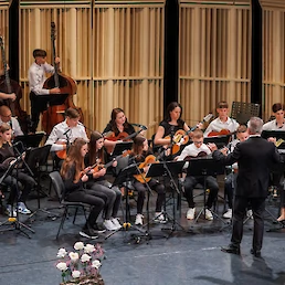 Tamburaški orkester Glasbene šole Črnomelj, umetniški vodja Anton Grahek.