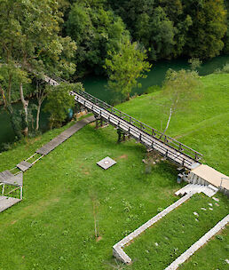 Začenja se obnova lesenega mosta na Majer
