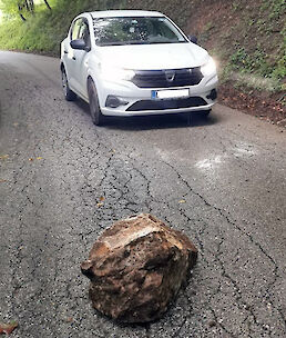 Padajoče kamenje ogroža varnost voznikov