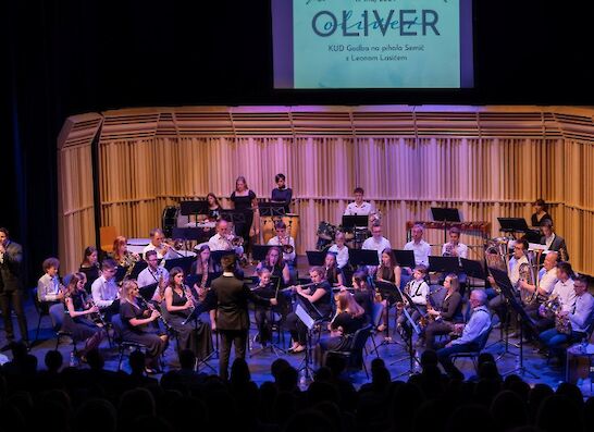 Semiški godbeniki navdušili s priredbami nepozabnih Oliverjevih melodij