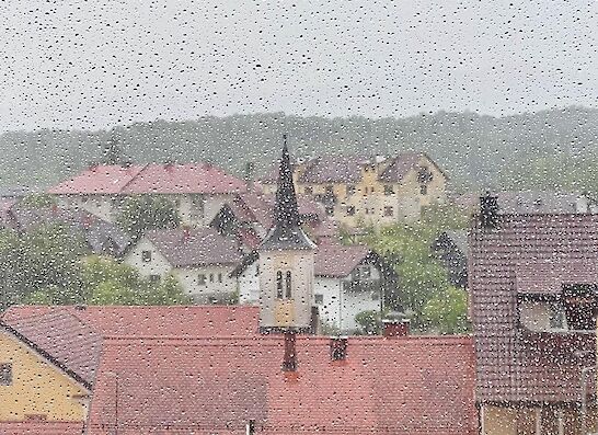 Jutri bo spremenljivo do pretežno oblačno, nastajale bodo krajevne plohe in nevihte, ki bodo pogostejše v severni polovici Slovenije