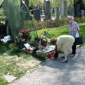 Ženske na pokopališčih: Obirajo druge in se bahajo